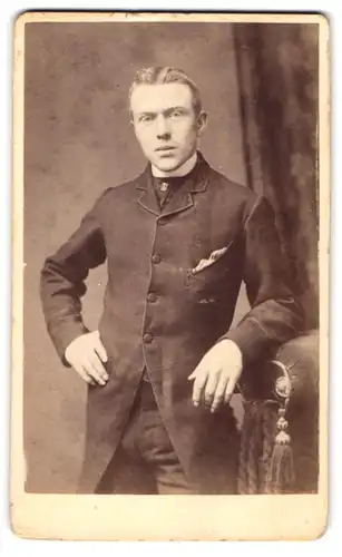 Fotografie Tho. C. Bayfield, Horsham, North Street, Mann mit Einstecktuch an Recamiere anlehnend