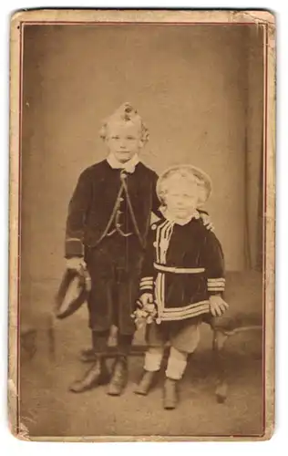 Fotografie Evans, Worcester, Tallow Hill, Zwei Kinder mit Hüten an Recamiere stehend