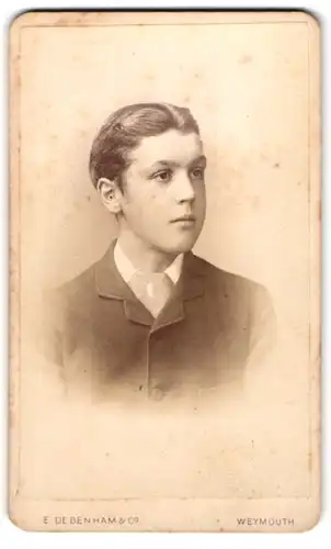 Fotografie E. Debenham & Co., Weymouth, 88. St. Thomas Street, Junger Mann in Profilansicht