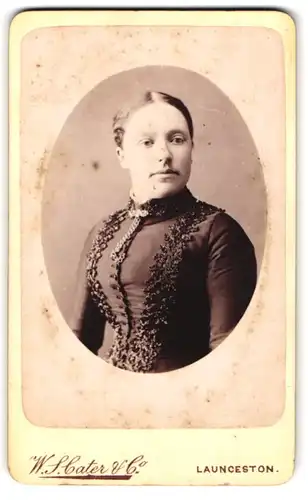 Fotografie W. S. Cater & Co., Launceston, Dame im Kleid mit Spitzendetails