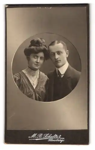 Fotografie M. B. Schultz, Flensburg, Frau mit hochgesteckten Haaren und Mann im Anzug