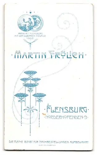 Fotografie Martin Frölich, Flensburg, Norderhofenden 9, Mann mit Moustache neben Frau im plissierten Kleid