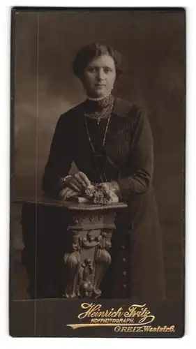 Fotografie Heinrich Fritz, Greiz, Weststr. 6, Dame im schwarzen Kleid an Konsole anlehnend