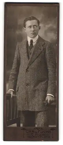 Fotografie Carl Fuchs, Calw, Marktplatz, Junger Mann im Anzug mit Krawatte