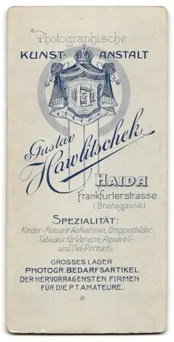 Fotografie G. Hawlitschek, Haida, Frankfurterstr., Mann im Jacket an Bank abstützend