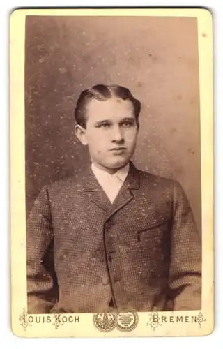 Fotografie Louis Koch, Bremen, Auf der Brake 20, Junger Herr im karierten Anzug mit Krawatte