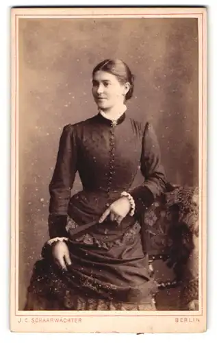 Fotografie J. C. Schaarwächter, Berlin, Junge Dame in hübscher Kleidung mit Fächer