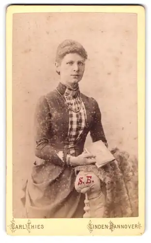 Fotografie Carl Thies, Hannover-Linden, Deisterstr. 1, Junge Dame im Kleid mit einem Buch