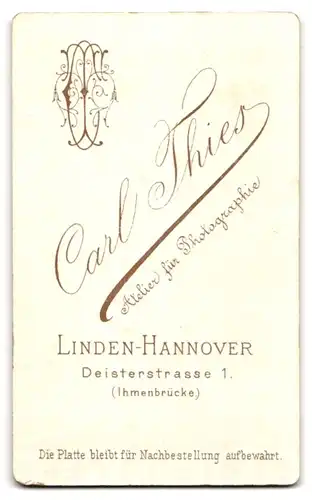 Fotografie Carl Thies, Hannover-Linden, Deisterstr. 1, Junge Dame im Kleid mit einem Buch