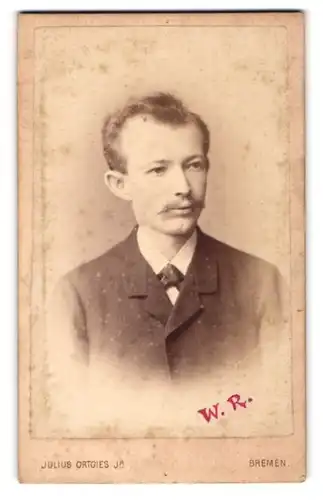 Fotografie Julius Ortigies jr., Bremen, Am Wall 116, Junger Herr im Anzug mit Oberlippenbart