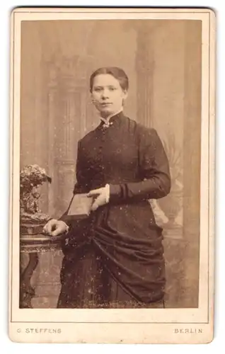 Fotografie G. Steffens, Berlin-W., Potsdamer-Str. 116 a, Junge Dame im Kleid mit einem Buch