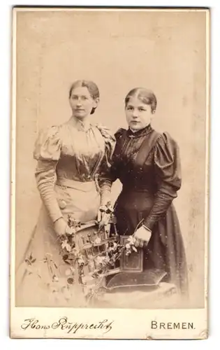 Fotografie Hans Rupprecht, Bremen, Ostertorsteinweg 49, Zwei junge Damen in zeitgenössischen Kleidern
