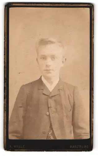 Fotografie A. Wille, Harzburg, Junger Mann im karierten Anzug