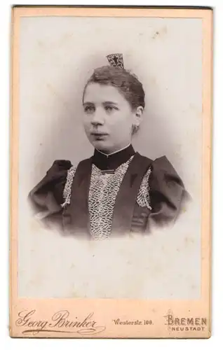 Fotografie Georg Brinker, Bremen-Neustadt, Westerstr. 100, Junge Dame im Kleid mit Kragenbrosche