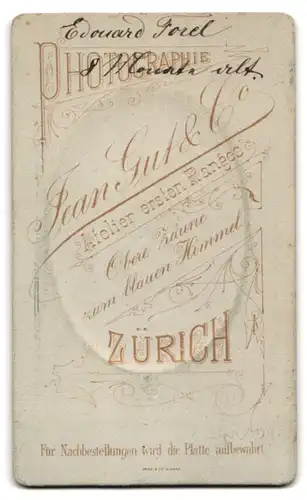 Fotografie Jean Gut & Cie Nachfolger, Zürich, Süsses Kleinkind im Hemd mit nackigen Füssen