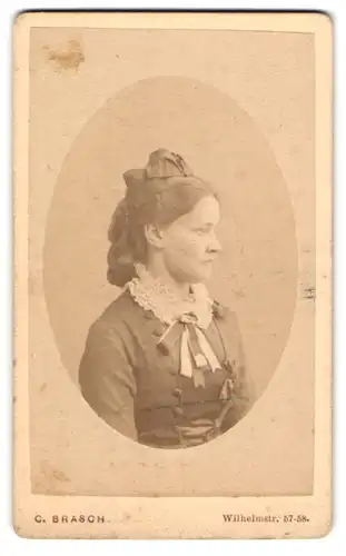 Fotografie C. Brasch, Berlin-W., Wilhelm-Str. 57-58, Junge Dame im hübschen Kleid
