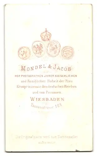 Fotografie Mondel & Jacob, Wiesbaden, Taunusstr. 12 a, Charmanter Herr im Anzug mit Fliege