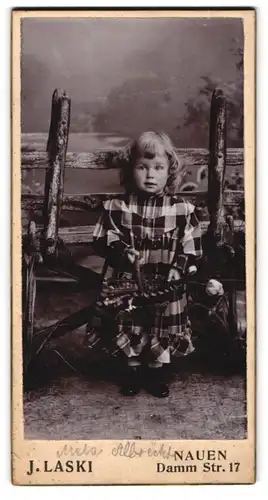 Fotografie J. Laski, Nauen, Dammstr. 17, Kleines Mädchen im karierten Kleid mit Korb