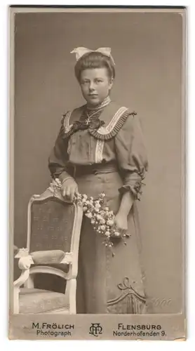 Fotografie M. Frölich, Flensburg, Norderhofenden 9, Junge Dame im Kleid mit Kreuzkette