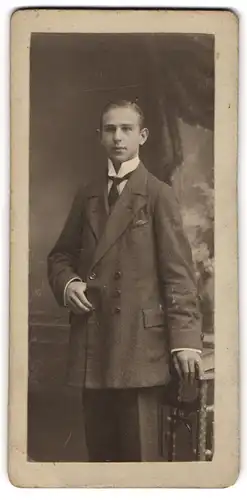 Fotografie unbekannter Fotograf und Ort, Junger Herr im Anzug mit Krawatte