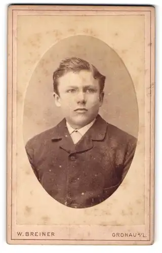 Fotografie W. Breiner, Gronau, Firmling mit Seitenscheitel und unordentlichen Haaren