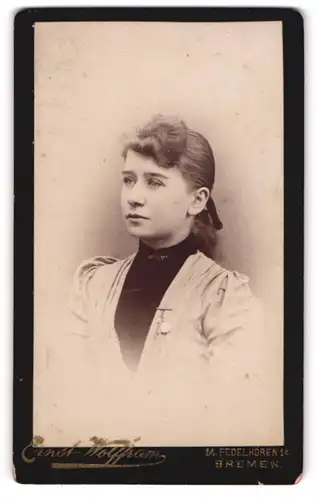 Fotografie Ernst Hoffmann, Bremen, Fedelhören 14, Junges Mädchen mit üppigen Stirnlocken