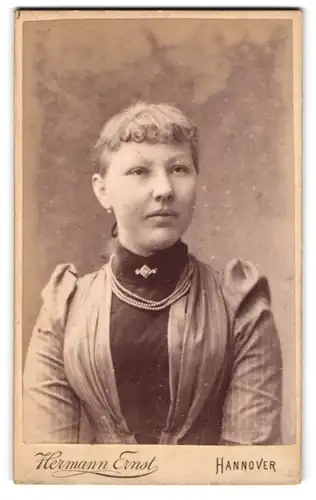 Fotografie Hermann Ernst, Hannover, Angerstrasse 13, Junge Frau mit Stirnlocken und Perlenkette