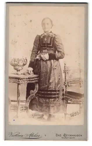 Fotografie Victoria Atelier, Bad Oeynhausen, Victoriastrasse, Frau mit strengem Mittelscheitel in zeitgenössischem Kleid