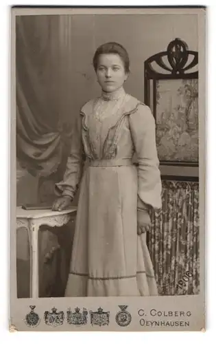 Fotografie C. Colberg, Oeynhausen, Klosterstrasse 13, Junge Frau in hellem zeitgenössischen Kleid