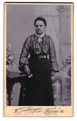 Fotografie W. Tielbürger, Rahden /W., Junge Frau mit Taillengürtel und Spitzenkragen
