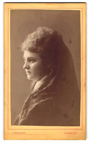 Fotografie F. Backofen, Darmstadt, Seitenportrait einer jungen Frau mit Lockenfrisur
