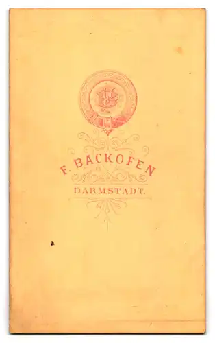 Fotografie F. Backofen, Darmstadt, Seitenportrait einer jungen Frau mit Lockenfrisur