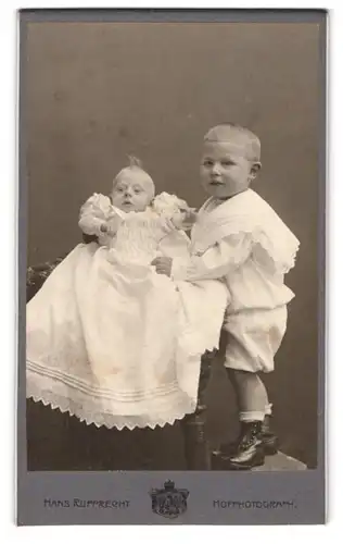 Fotografie Hans Rupprecht, Bremen, Osterthorsteinweg 49, Kleiner Junge mit Säugling im Taufkleid