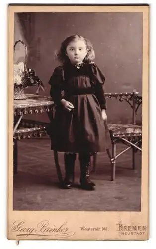 Fotografie Georg Brinker, Bremen, Westerstrasse 100, Kleines Mädchen in dunklem Kleid und Stiefeln