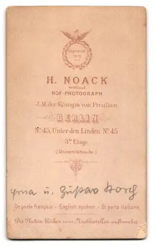 Fotografie H. Noack, Berlin, Unter den Linden 45, Mädchen im dunklen Sonntagskleid mit Täufling