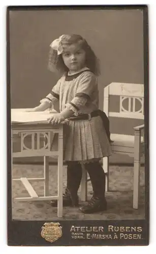 Fotografie Atelier Rubens, Posen, Wilhelmsplatz 3, Kleines Mädchen mit Haarschleife im Kleidchen