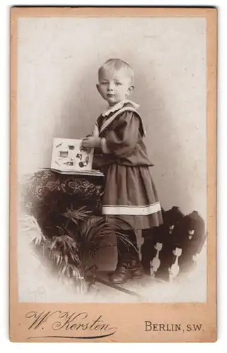 Fotografie W. Kersten, Berlin, Krausen-Strasse 35, Kind mit kurzen Haaren im Matrosenkleid