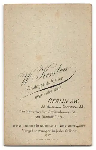 Fotografie W. Kersten, Berlin, Krausen-Strasse 35, Kind mit kurzen Haaren im Matrosenkleid