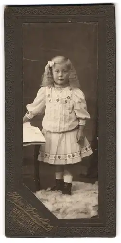 Fotografie Herm. Grienbach, Bremen, Lötzowerstrasse 122, Mädchen mit gewellten langen Haaren in hellem Kleidchen