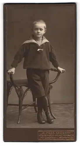 Fotografie Alfred Gerboth, Rüstringen, Metzerweg 1, Junge mit kurzen Haaren im Matrosenanzug