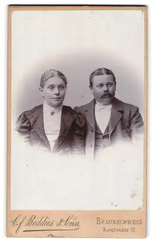Fotografie C. F. Beddies & Sohn, Braunschweig, Kuhstr. 10, Bürgerliches Paar in hübscher Kleidung