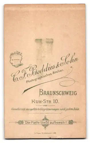 Fotografie C. F. Beddies & Sohn, Braunschweig, Kuhstr. 10, Bürgerliches Paar in hübscher Kleidung