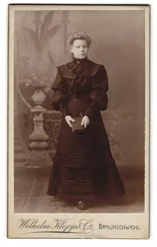 Fotografie Wilhelm Klopp & Co., Braunschweig, Friedrich Wilhelmstr. 37, Junge Dame im Kleid mit Buch
