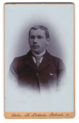 Fotografie H. Lüddecke, Braunschweig, Stobenstr. 10, Junger Herr im Anzug mit Krawatte