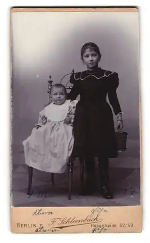 Fotografie F. Schloenbach, Berlin-S., Hasenheide 52-53, Mädchen im Kleid mit Eimer und Kleinkind