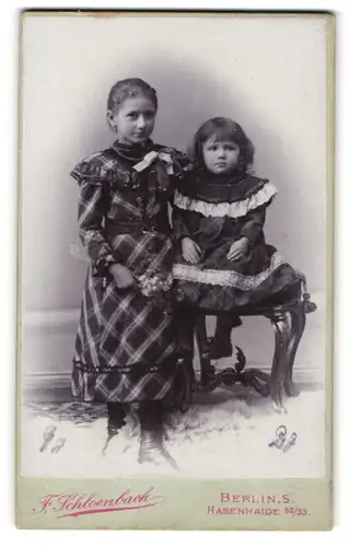 Fotografie F. Schloenbach, Berlin-S., Hasenheide 52-53, Mädchen im karierten Kleid mit kleinem Kind