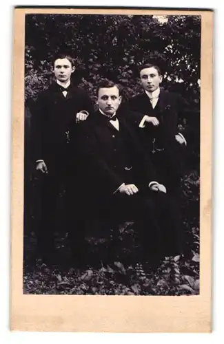 Fotografie unbekannter Fotograf und Ort, Drei Herren in eleganten Anzügen