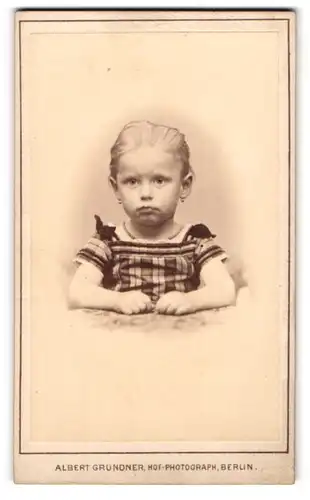 Fotografie Albert Grundner, Berlin, Leipziger-Str. 50, Kleines Mädchen mit zurückgebundenem Haar