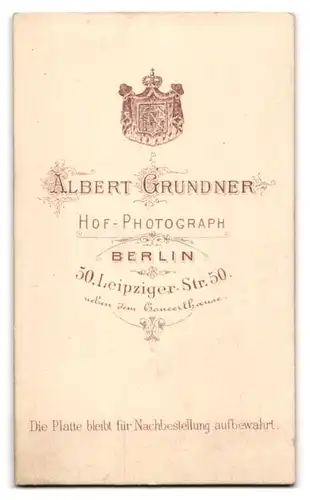 Fotografie Albert Grundner, Berlin, Leipziger-Str. 50, Kleines Mädchen mit zurückgebundenem Haar