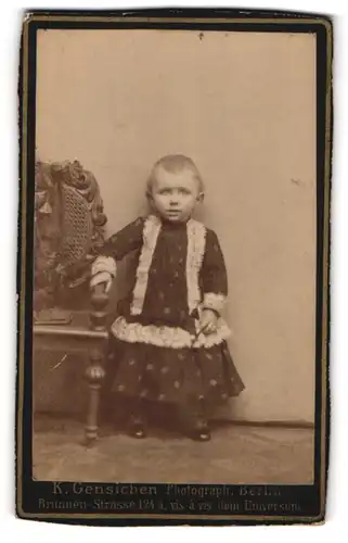 Fotografie K. Gensichen, Berlin, Brunnenstr. 124 a, Kleines Mädchen im hübschen Kleid